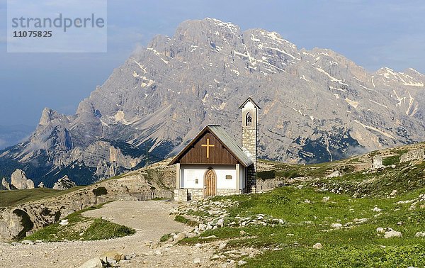 Kapelle vor Berg Monte Antelao  Le Marmarole  Region Drei Zinnen  Sextener Dolomiten  Südtirol  Italien  Europa