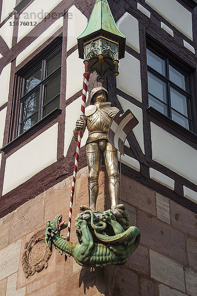 Figur des St. Georg mit Drachen an einem Fachwerkhaus im mittelalterlichen Stadtkern von Nürnberg  Bayern  Mittelfranken  Deutschland  Europa
