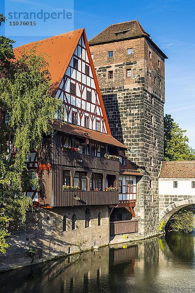 Altes Fachwerkhaus und Wasserturm an der Pegnitz  Nürnberg  Mittelfranken  Bayern  Deutschland  Europa