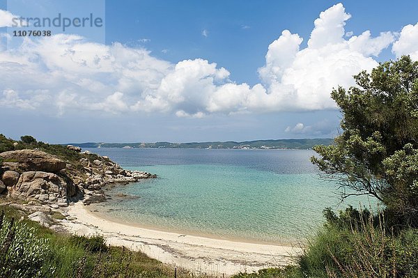 Einsame Bucht mit Sandstrand  Insel Amouliani oder Ammouliani  Stagira-Akanthos  Chalkidiki  Griechenland  Europa