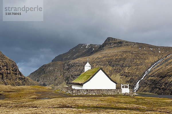 Kleine Kirche mit Grasdach in Fjäll-Landschaft  Saksun  Streymoy  Färöer-Inseln  Føroyar  Dänemark  Europa