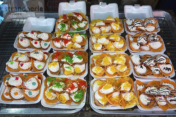 Marktstand mit verschiedenen thailändischen Süssigkeiten  Essensstand  Essen zum Verkauf auf einem Nachtmarkt  Thailand  Asien