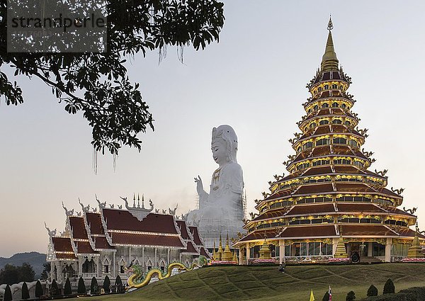 Beleuchteter Wat Huay Pla Kang Tempel in der Dämmerung mit rieseiger Guan Yin Statue  Kuan Yin  Chiang Rai  Nordthailand  Thailand  Asien