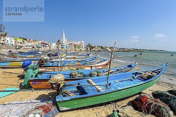 Bunte Fischerboote im Hafen  dahinter Wallfahrtskirche Our Lady of Ransom  Kanyakumari  Tamil Nadu  Südindien  Indien  Asien