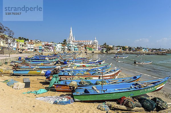 Bunte Fischerboote im Hafen  dahinter Wallfahrtskirche Our Lady of Ransom  Kanyakumari  Tamil Nadu  Südindien  Indien  Asien