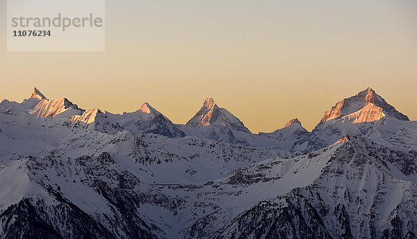 Alpenpanorama mit Rothorn  Gabelhorn  Matterhorn und Dent Blanche  Kanton Wallis  Schweiz  Europa