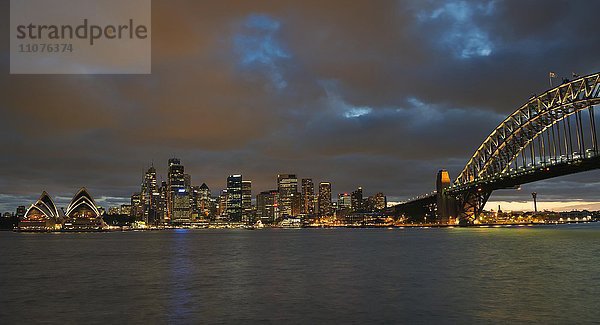 Harbour Bridge und Skyline bei Dämmerung  Sydney  New South Wales  Australien  Ozeanien
