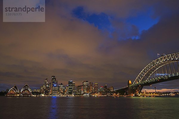 Harbour Bridge und Skyline bei Dämmerung  NAcht Sydney  New South Wales  Australien  Ozeanien