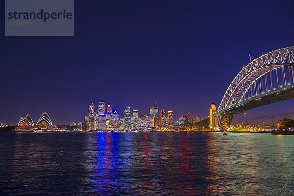 Harbour Bridge und Skyline bei Nacht  Sydney  New South Wales  Australien  Ozeanien