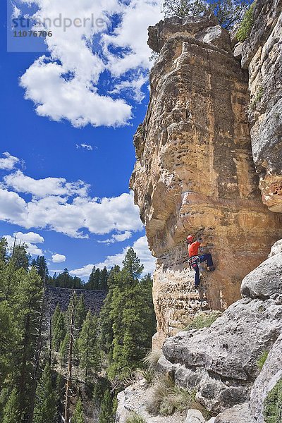 Mann klettert  Felswand  Flagstaff  Arizona  USA  Nordamerika
