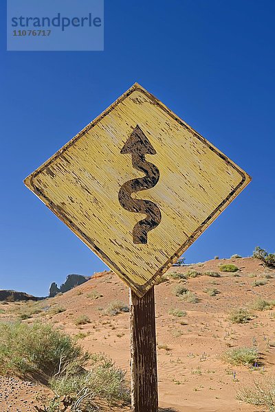Verkehrszeichen aus Holz für Zickzack Kurve  Monument Valley  Arizona  USA  Nordamerika