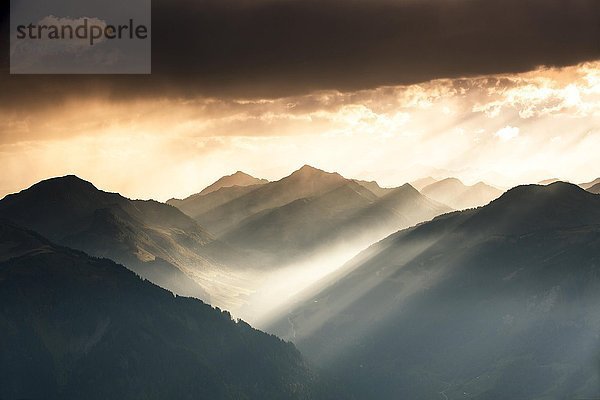 Abendstimmung mit Sonnenstrahlen auf dem Diedamskopf mit Ausblick in Richtung Kanisfluh und Damüls  Bregenzerwald  Österreich  Europa