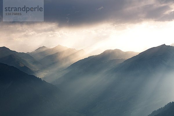 Abendstimmung mit Sonnenstrahlen auf dem Diedamskopf mit Ausblick in Richtung Kanisfluh und Damüls  Bregenzerwald  Österreich  Europa