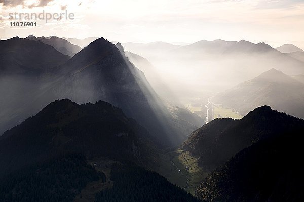 Berge  Abendstimmung mit Sonnenstrahlen im Dunst am Kanisfluh  gesehen vom Diedamskopf  bei Mellau im Bregenzerwald  Vorarlberg  Österreich  Europa