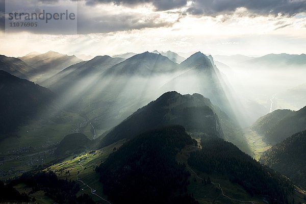 Berge  Abendstimmung mit Sonnenstrahlen im Dunst am Kanisfluh  gesehen vom Diedamskopf  bei Mellau im Bregenzerwald  Vorarlberg  Österreich  Europa