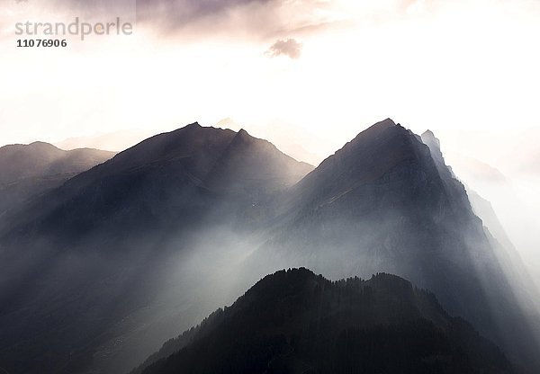 Berge  Abendstimmung mit Sonnenstrahlen im Dunst am Kanisfluh  gesehen vom Diedamskopf  bei Mellau im Bregenzerwald  Vorarlberg  Österreich  Europa