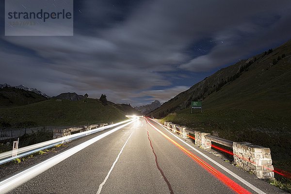 Passstraße bei Nacht mit Lichtstreifen von Autos am Hochtannbergpass  Vorarlberg  Bregenzerwald  Österreich  Europa