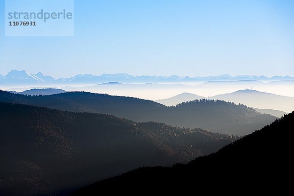 Bergkette  Alpenblick bei Hochnebel von Todtnauberg im Schwarzwald  Deutschland  Europa
