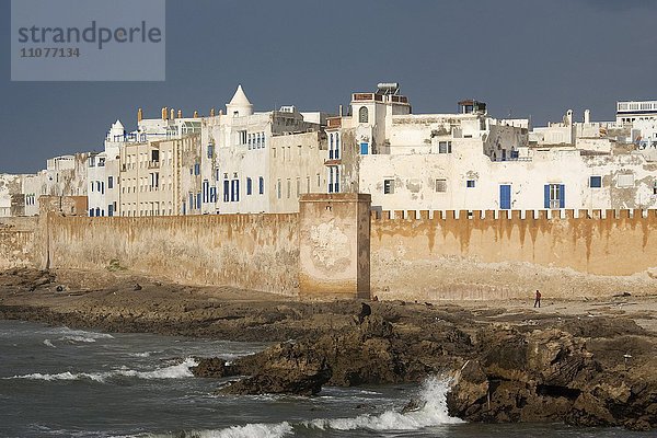 Ansicht von Essaouira mit den Stadtmauern an der Atlantikküste  Essaouira  Marokko  Afrika
