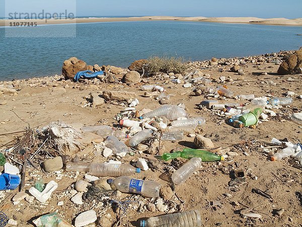 Eine verschmutzte Lagune zwischen Tan Tan und Tarfaya am Ufer des Atlantischen Ozeans im Südwesten von Marokko