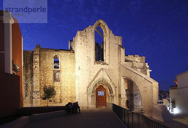 Kloster  Convento do Carmo bei Abenddämmerung  Altstadtviertel Chiado  Lissabon  Portugal  Europa