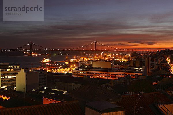 Ausblick vom Aussichtspunkt Miradouro de Santa Catania auf die Oberstadt Bairro Alto und Brücke Ponte 25 de Abril bei Abenddämmerung  Lissabon  Portugal  Europa