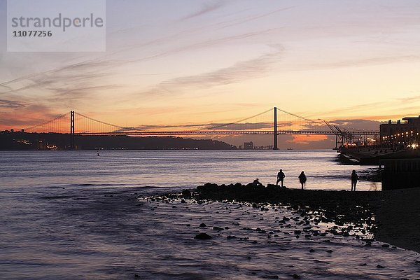 Fluss Rio Tejo mit Brücke Ponte 25 de Abril bei Abenddämmerung  Lissabon  Portugal  Europa