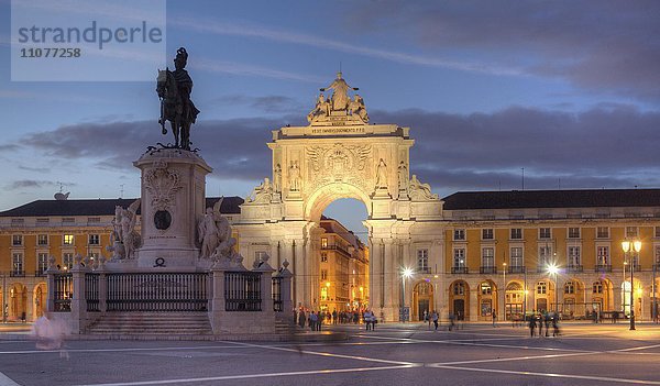 Arco da Vitoria  Arco de la Viktoria und Reiterstandbild König Jose I. am Praca do Commercio bei Abenddämmerung  Lissabon  Portugal  Lissabon  Europa