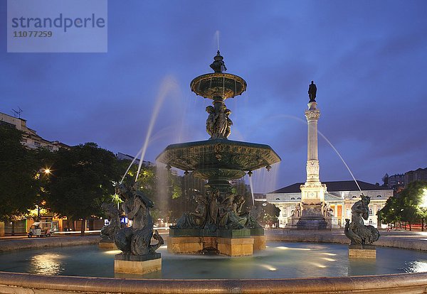 Bronzebrunnen mit Denkmal Pedro IV. am Platz Rossio bei Abenddämmerung  Lissabon  Portugal  Europa