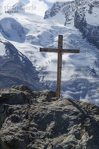 Ausblick auf Gornergletscher vom Gornergrat mit Kreuz  Zermatt  Wallis  Schweiz  Europa