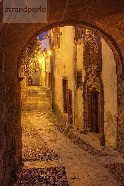 Torbogen  Arco de Almedina  bei Abenddämmerung  Altstadt  Coimbra  Beira Litoral  Region Centro  Portugal  Europa