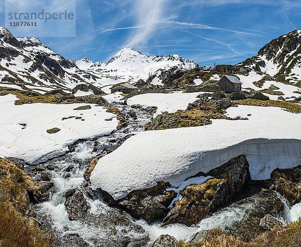 Giglachbach  Gebirgsbach mit Hütte  Berglandschaft mit Schneen  Rohrmoos-Untertal  Schladminger Tauern  Schladming  Steiermark  Österreich  Europa