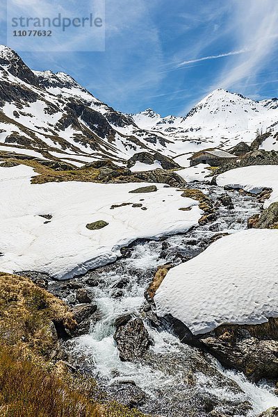 Giglachbach  Gebirgsbach mit Hütte  Berglandschaft mit Schneen  Rohrmoos-Untertal  Schladminger Tauern  Schladming  Steiermark  Österreich  Europa