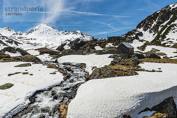 Giglachbach  Gebirgsbach mit Hütte  Berglandschaft mit Schneen  Rohrmoos-Untertal  Schladminger Tauern  Schladming  Steiermark  Österreich  Europa