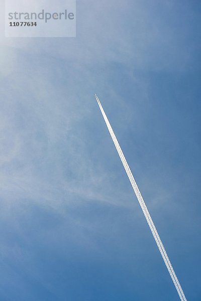 Flugzeug mit Kondensstreifen  blauer Himmel