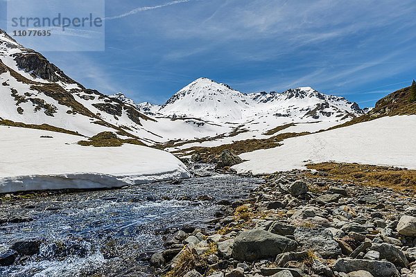 Giglachbach  Gebirgsbach mit Berglandschaft mit Schneen  Rohrmoos-Untertal  Schladminger Tauern  Schladming  Steiermark  Österreich  Europa