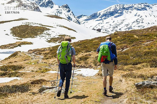 Zwei Wanderer wandern auf Wanderweg  Schneereste  Rohrmoos-Untertal  Schladminger Tauern  Schladming  Steiermark  Österreich  Europa