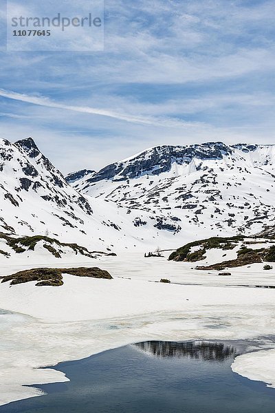 Unterer Giglachsee halb zugefroren  Berglandschaft mit Schnee  Rohrmoos-Untertal  Schladminger Tauern  Schladming  Steiermark  Österreich  Europa
