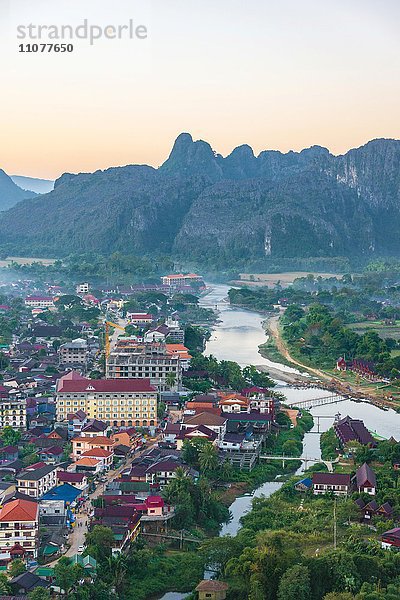 Luftaufnahme  Stadtansicht mit Nam Song River und Karstbergen  Vang Vieng  Vientiane  Laos  Asien