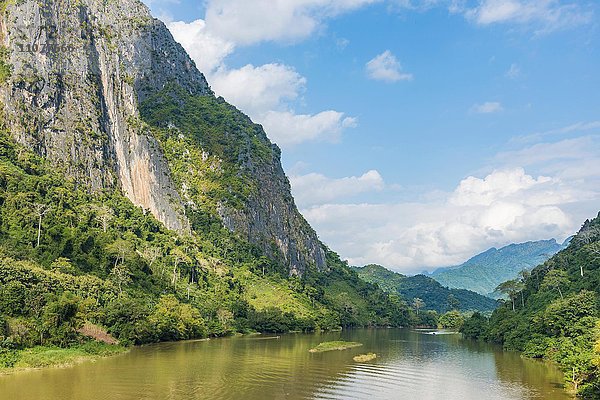 Karstberge  Karstlandschaft mit Nam Ou River  Nong Khiaw  Louangphabang  Laos  Asien