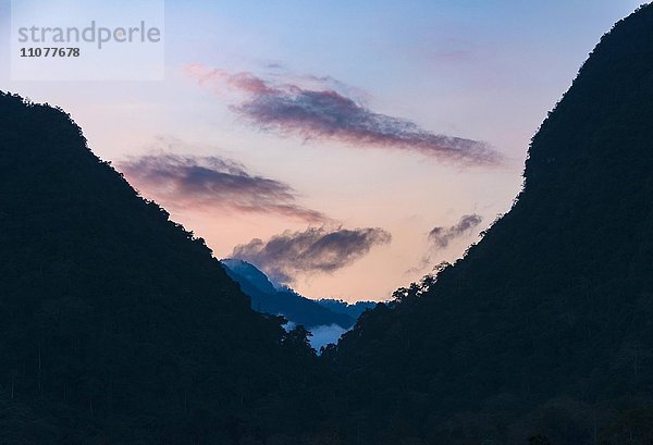 Berglandschaft  bewachsene Karstberge entlang des Nam Ou River  Sonnenuntergang  Nong Khiaw  Louangphabang  Laos  Asien