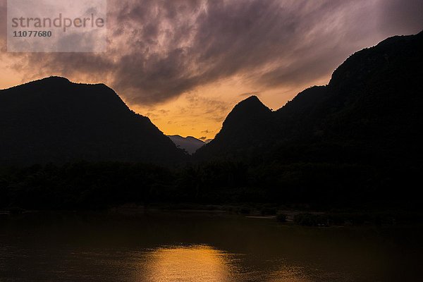 Flusslandschaft  Berglandschaft  bewachsene Karstberge entlang des Nam Ou River  Sonnenuntergang  Nong Khiaw  Louangphabang  Laos  Asien