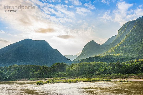 Flusslandschaft mit Karstbergen  Berglandschaft am Nam Ou River  Nong Khiaw  Louangphabang  Laos  Asien