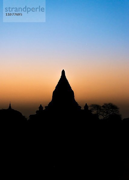 Pagode im Gegenlicht  Silhouette  Tempel  Stupa  Sonnenaufgang  Morgenstimmung  Bagan  Division Mandalay  Myanmar  Asien