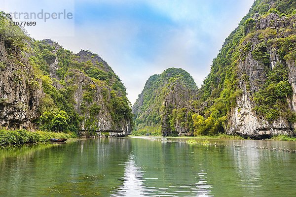 Bewachsene Kalkstein-Felsen  Karstberge  Flusslandschaft  Ngô ng-Fluss  sông Ngô ng  Tam Coc  Ninh Bình  Vietnam  Asien