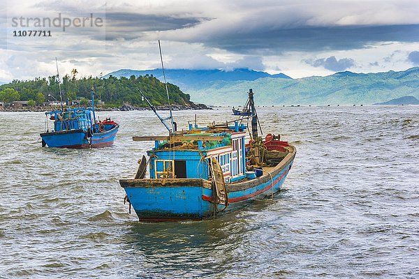 Blaue Fischkutter  Fischerboote im Wasser  Nha Trang  Khánh Hòa  Vietnam  Asien