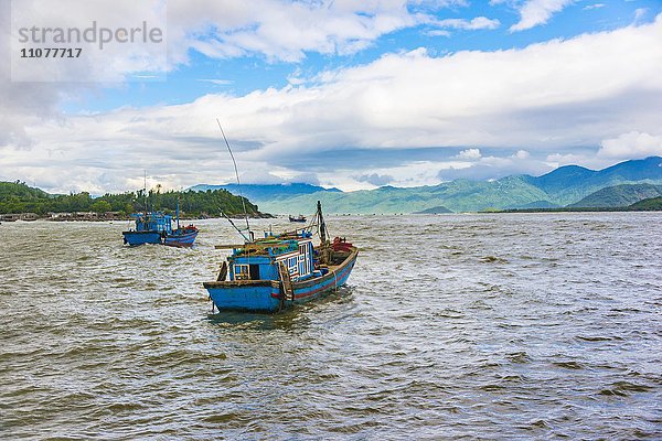 Blaue Fischkutter  Fischerboote im Wasser  Nha Trang  Khánh Hòa  Vietnam  Asien