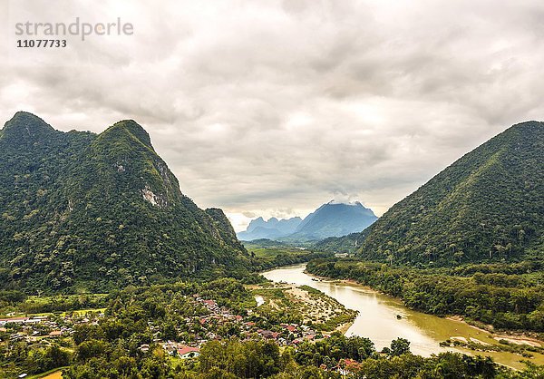 Karstlandschaft  bewachsene Karstberge mit Nam Ou River  Wolkenstimmung  Muang Ngoy  bei Nong Khiaw  Louangphabang  Laos  Asien