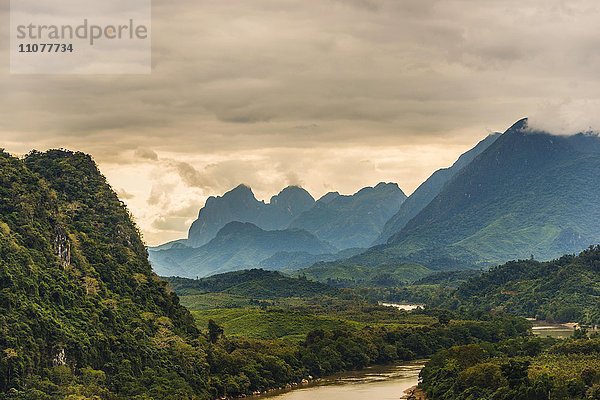 Karstlandschaft  bewachsene Karstberge mit Nam Ou River  Wolkenstimmung  Muang Ngoy  bei Nong Khiaw  Louangphabang  Laos  Asien