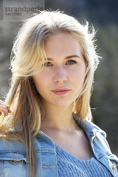 Porträt einer jungen Frau mit langen blonden Haaren